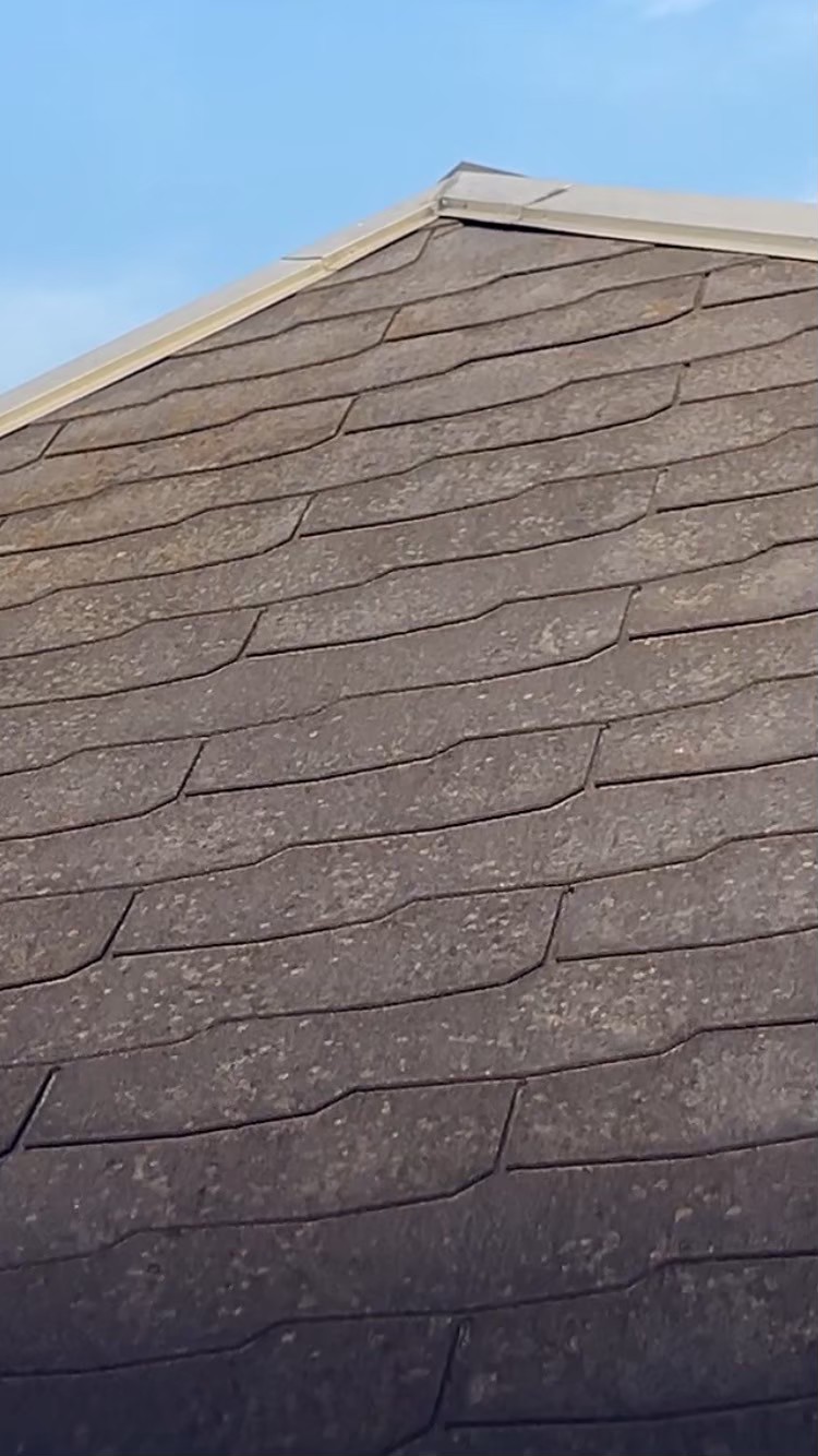 屋根面の全体的な退色と塗り替え適期のサイン